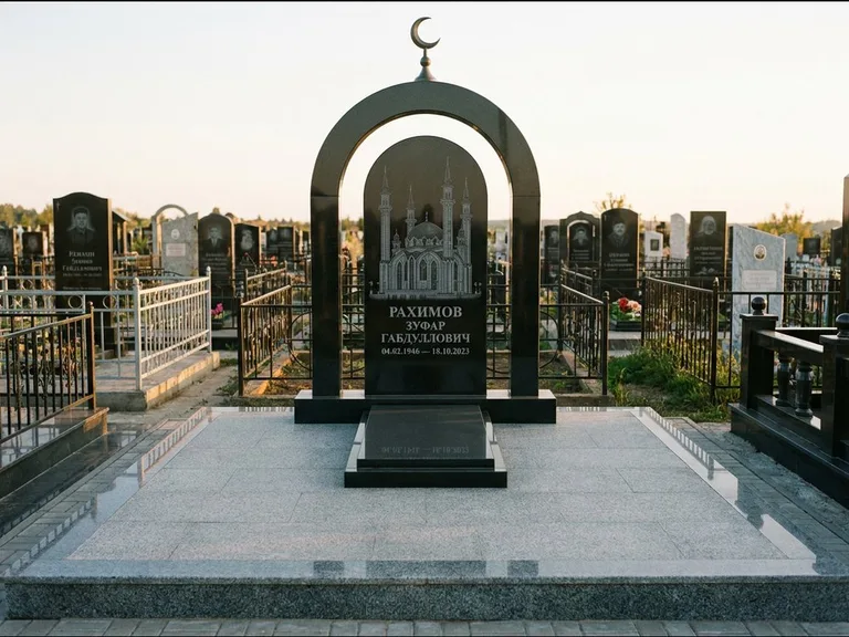 Мусульманский памятник с гравировкой мечети: монументальная стела-арка с полумесяцем на вершине — детализированная гравировка мечети Кул-Шариф, мощёная гранитная площадка с бордюром, работа «Юсупов» в Нижнем Новгороде