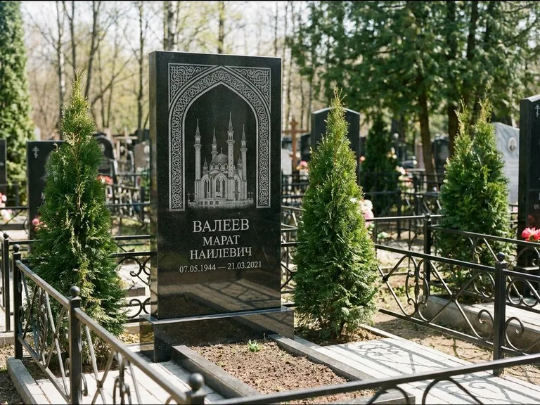 Мусульманский памятник с гравировкой мечети — мечеть в восточной арке с орнаментом, работа «Валеев» в Нижнем Новгороде