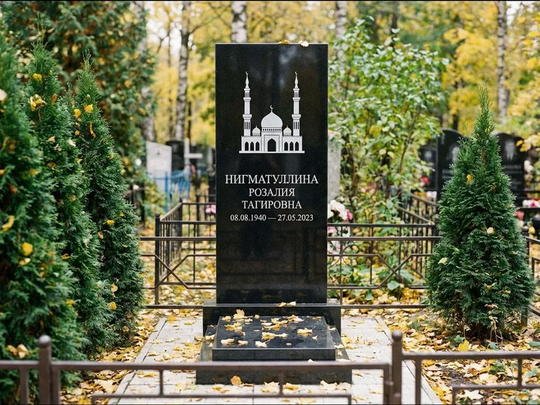 Мусульманский памятник с гравировкой мечети — силуэт мечети с двумя минаретами над именем, работа «Нигматуллина» в Нижнем Новгороде