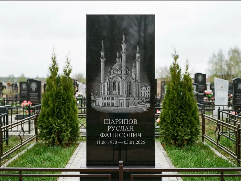 Мусульманский памятник с гравировкой мечети — мечеть Кул-Шариф на обороте стелы, работа «Шарипов» в Нижнем Новгороде