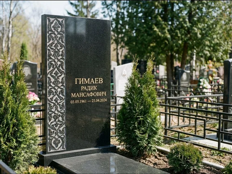 Мусульманский памятник — колонна ислими по краю стелы, работа «Гимаев» в Нижнем Новгороде