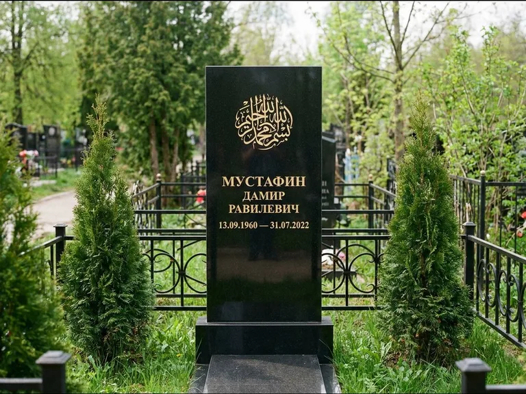 Мусульманский памятник — шахада в верхней части стелы, работа «Мустафин» в Нижнем Новгороде