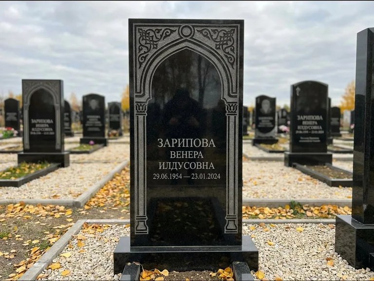 Мусульманский памятник: фигурная стела с михраб-нишей — гравировка мечети в михраб-арке с орнаментом, светлая гравийная отсыпка, работа «Зарипова» в Нижнем Новгороде
