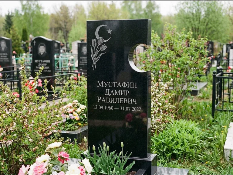 Мусульманский памятник: стела с боковым вырезом в форме полумесяца — гравировка минарета с полумесяцем, низкие кусты в цвету, работа «Мустафин» в Нижнем Новгороде