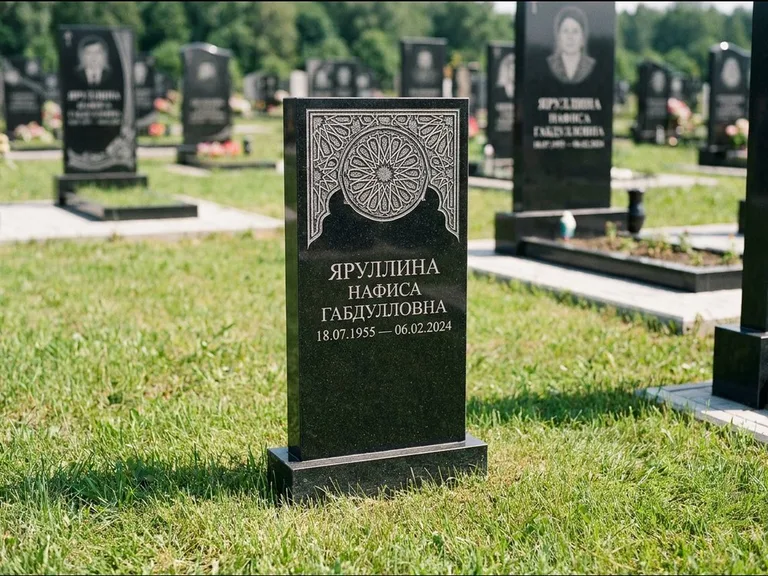 Мусульманский памятник: небольшая скромная невысокая стела — золочёная гравировка мечети, аккуратный участок с газоном, работа «Фахрутдинова» в Нижнем Новгороде