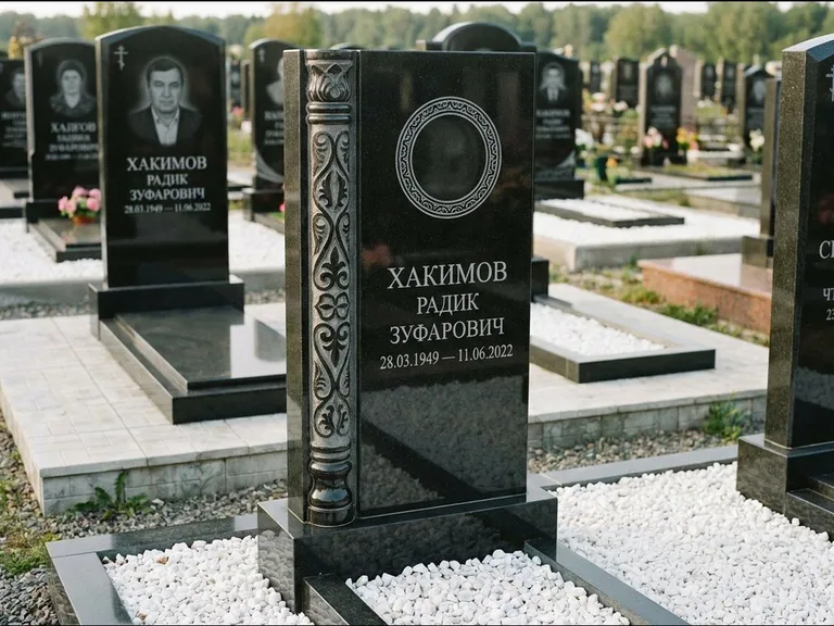 Мусульманский памятник: стела с боковой резной орнаментальной колонной — детализированная гравировка мечети Кул-Шариф, белая мраморная крошка, работа «Хабибуллин» в Нижнем Новгороде