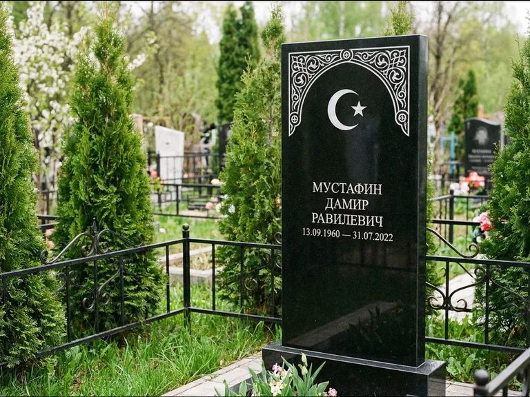 Мусульманский памятник — полумесяц со звездой и орнамент-бордюр, работа «Мустафин» в Нижнем Новгороде
