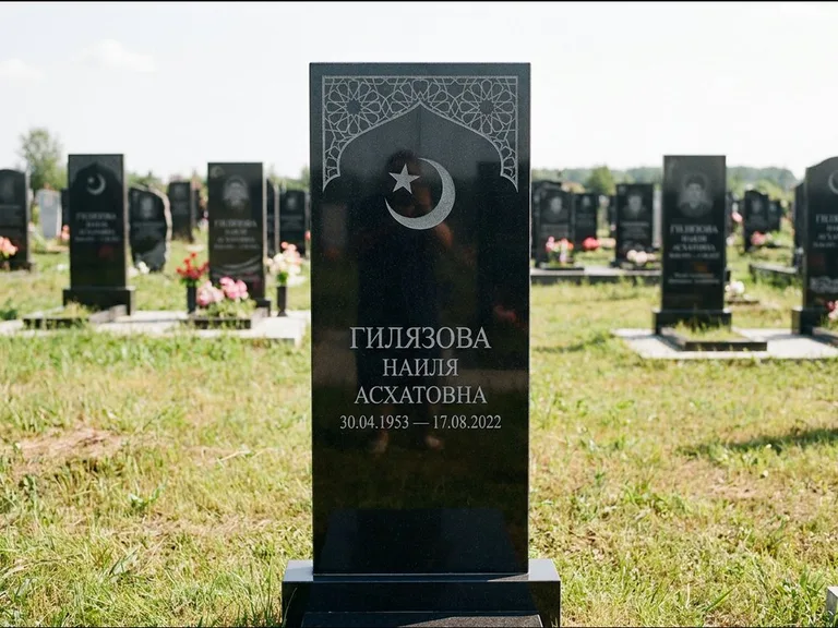 Мусульманский памятник: узкая вертикальная стела-пилон с полумесяцем — гравировка мечети в михраб-арке с орнаментом, открытая лужайка без ограды, работа «Ибрагимова» в Нижнем Новгороде