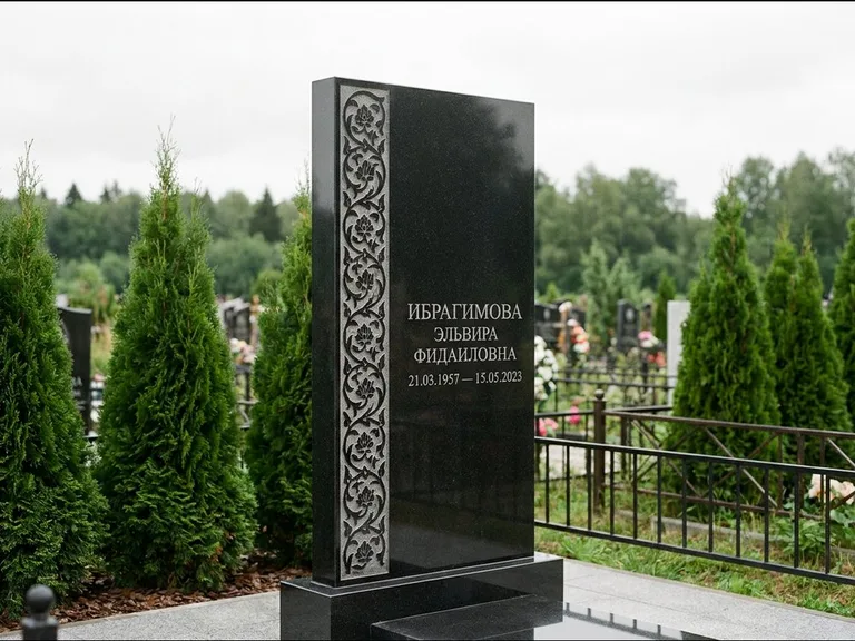 Мусульманский памятник — колонна ислими по краю стелы, работа «Ибрагимова» в Нижнем Новгороде