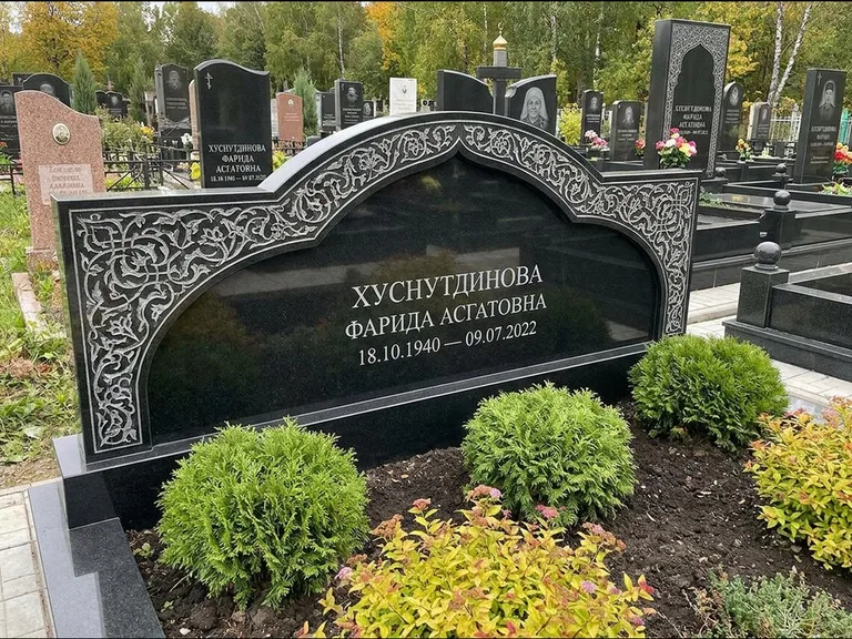 Мусульманский памятник: вытянутая горизонтальная семейная стела с аркой — белая гравировка силуэта мечети с минаретами, участок с декоративными кустами, работа «Зарипова» в Нижнем Новгороде
