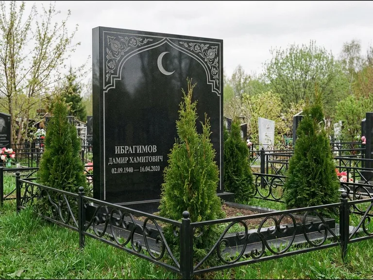 Памятник с гравировкой полумесяца — гравировка полумесяца в восточной арке с орнаментом, работа «Ибрагимов» в Нижнем Новгороде