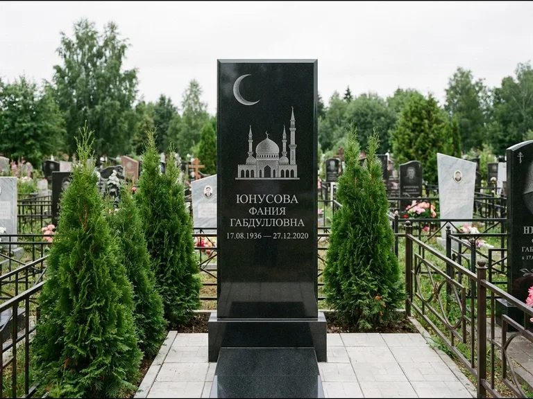 Памятник с гравировкой полумесяца — гравировка полумесяца над силуэтом мечети, работа «Юнусова» в Нижнем Новгороде