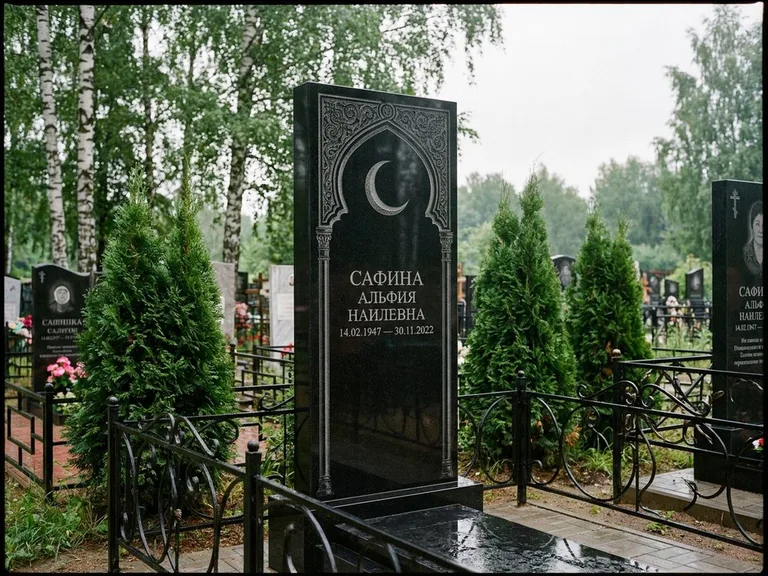 Памятник с гравировкой полумесяца — гравировка полумесяца в восточной арке с орнаментом, работа «Сафина» в Нижнем Новгороде