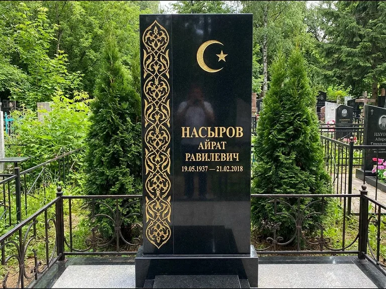 Памятник с гравировкой полумесяца — золочёный полумесяц и колонна растительного орнамента-ислими, работа «Насыров» в Нижнем Новгороде
