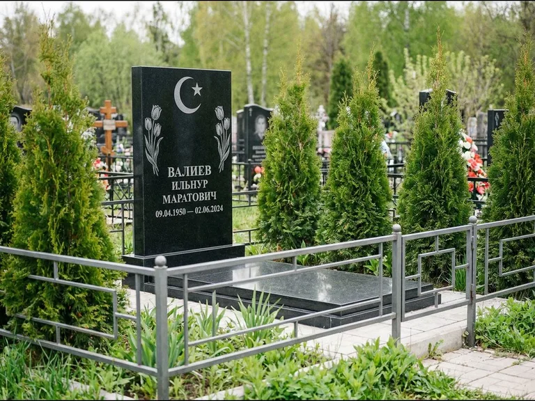 Памятник с гравировкой полумесяца — гравировка полумесяца со звездой и тюльпанами по бокам, работа «Валиев» в Нижнем Новгороде