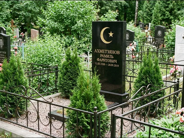 Памятник с гравировкой полумесяца — золочёная гравировка полумесяца со звездой в верхней части с, работа «Ахметзянов» в Нижнем Новгороде