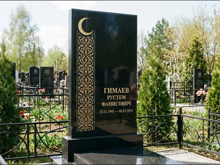 Памятник с гравировкой полумесяца — золочёный полумесяц и колонна растительного орнамента-ислими, работа «Гимаев» в Нижнем Новгороде