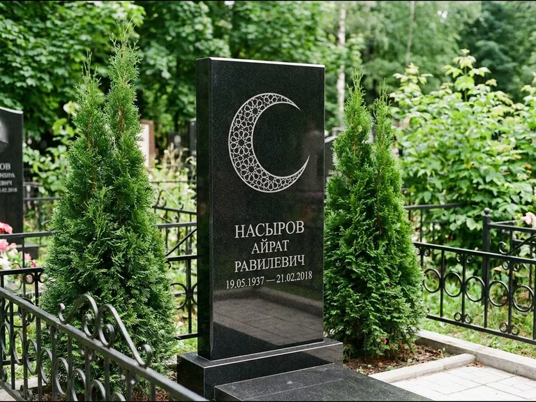Памятник с гравировкой полумесяца — гравировка полумесяца в геометрическом орнаменте-гирихе, работа «Насыров» в Нижнем Новгороде