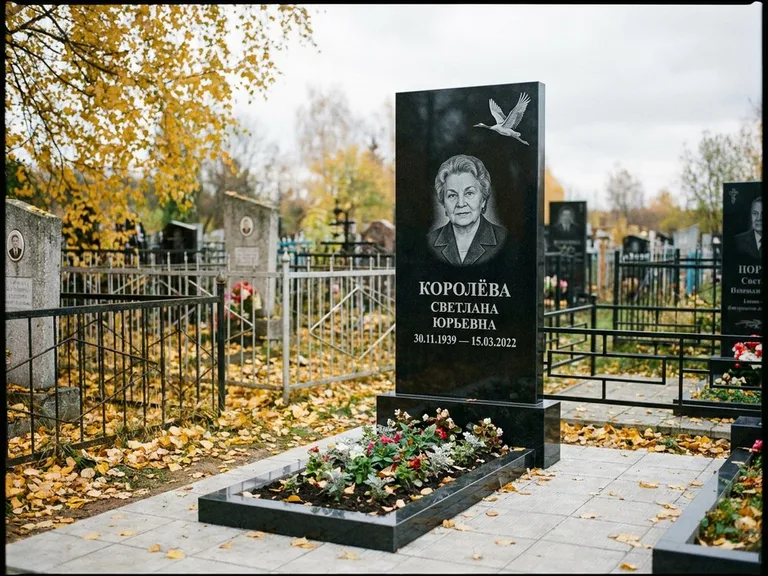 Памятник с гравировкой журавлей — белая гравировка клина журавлей, уходящего в верхний угол ст, работа «Королёва» в Нижнем Новгороде