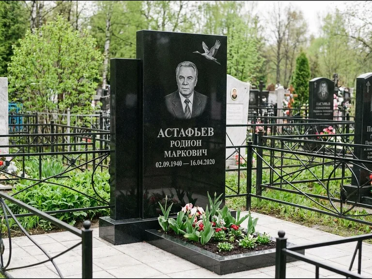 Памятник с гравировкой журавлей — гравировка одиночного летящего журавля над портретом, работа «Астафьев» в Нижнем Новгороде