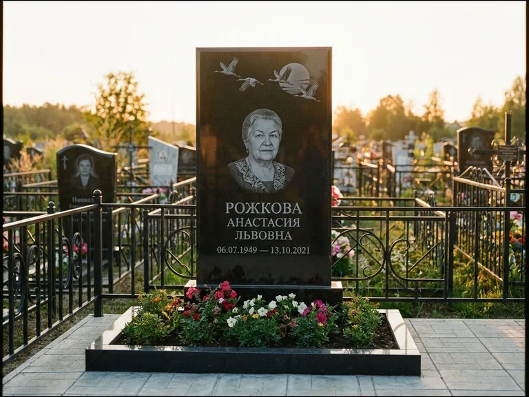 Памятник с гравировкой журавлей — гравировка клина журавлей на фоне солнечного диска, работа «Рожкова» в Нижнем Новгороде