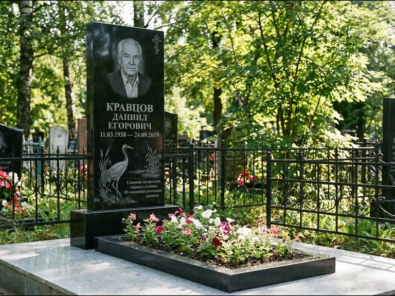Памятник с гравировкой журавлей — гравировка журавля у камышей рядом с эпитафией, работа «Кравцов» в Нижнем Новгороде