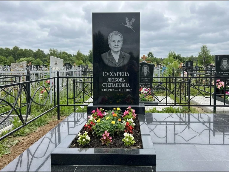 Памятник с гравировкой журавлей — гравировка одиночного летящего журавля над портретом, работа «Сухарева» в Нижнем Новгороде