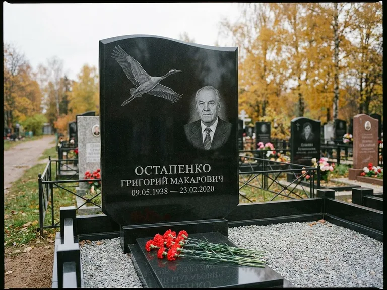 Памятник с гравировкой журавлей — гравировка журавлей, работа «Остапенко» в Нижнем Новгороде