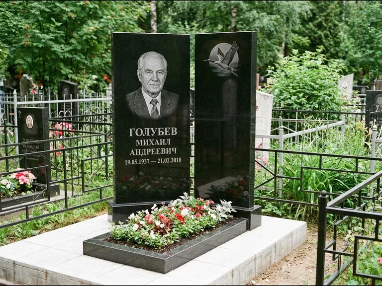 Памятник с гравировкой журавлей — гравировка клина журавлей на фоне солнечного диска, работа «Голубев» в Нижнем Новгороде
