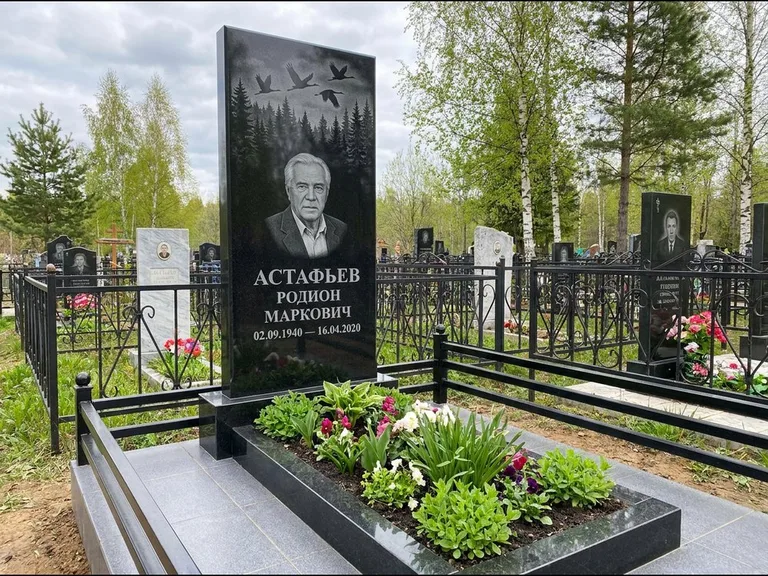 Памятник с гравировкой журавлей — гравировка силуэтов журавлей над еловым лесом, работа «Астафьев» в Нижнем Новгороде