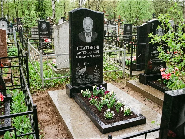 Памятник с гравировкой журавлей — гравировка журавля у камышей рядом с эпитафией, работа «Платонов» в Нижнем Новгороде