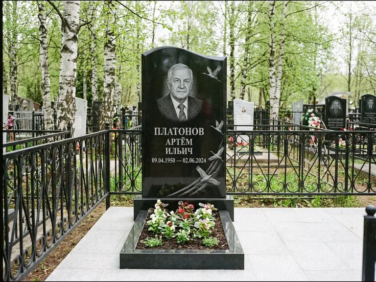 Памятник с гравировкой журавлей — гравировка трёх журавлей по диагонали через свободное поле с, работа «Платонов» в Нижнем Новгороде