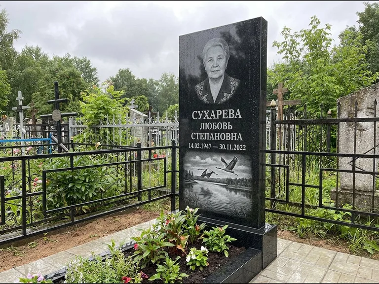 Памятник с гравировкой журавлей — гравировка пары журавлей над гладью озера в нижней части, работа «Сухарева» в Нижнем Новгороде