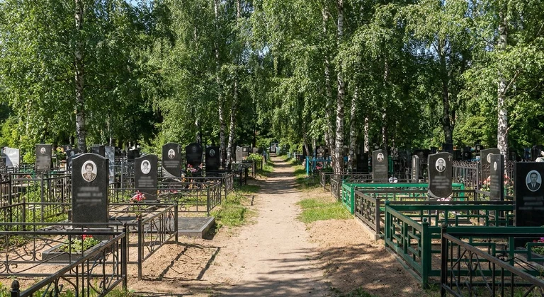 Памятники на Елизаветинском кладбище в станице Елизаветинской