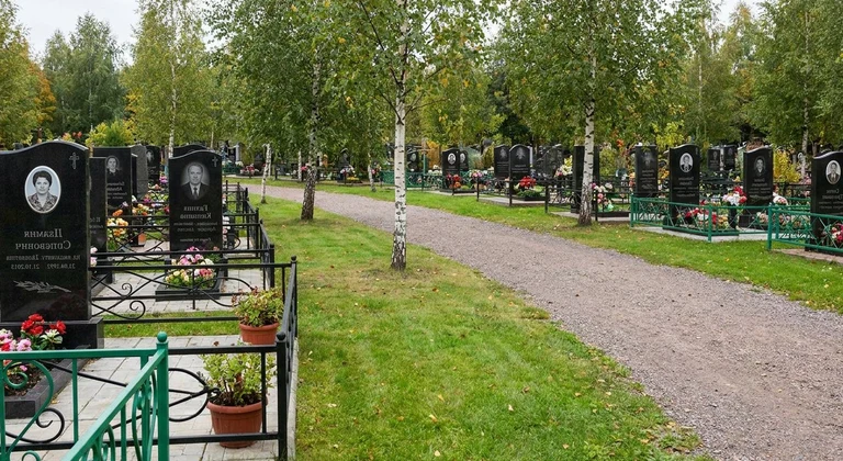 Памятники на Новосеверном кладбище в Магнитогорске, мусульманский сектор
