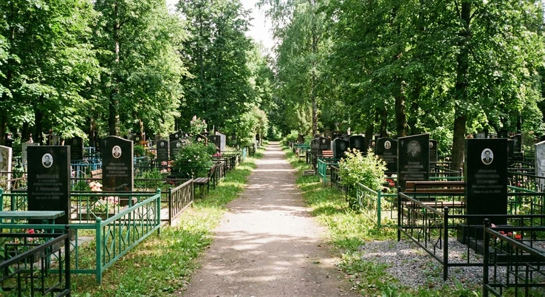 Памятники на Рогожском старообрядческом кладбище в Москве