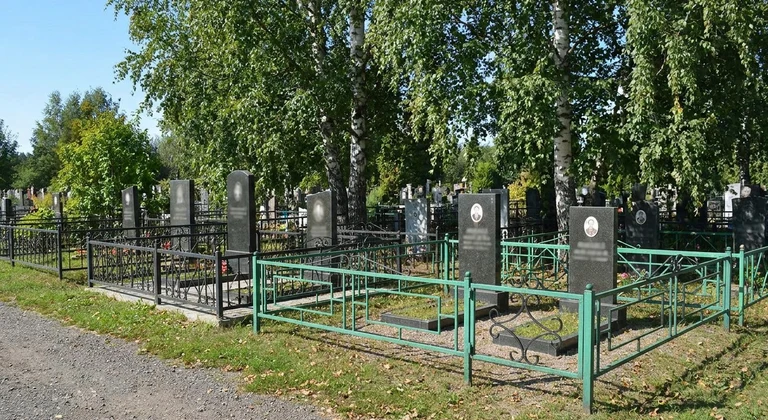 Памятники на Смоленском кладбище в Туле