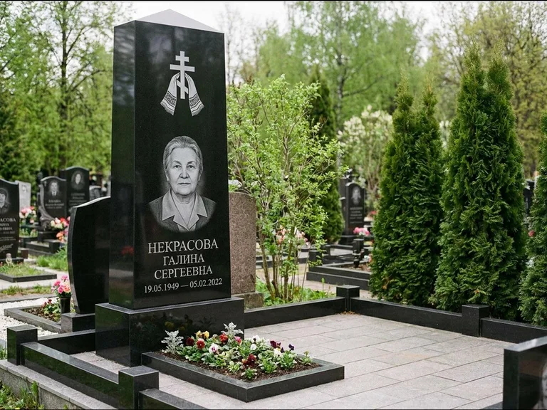 Памятник из чёрного гранита — стела-пилон с ажурным резным крестом, работа «Ерофеева» в Нижнем Новгороде
