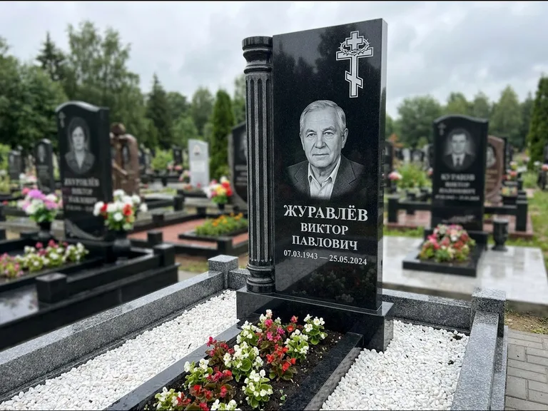 Памятник из чёрного гранита — семейный мемориал из двух стел с крестом с рушником, работа «Гущин» в Нижнем Новгороде