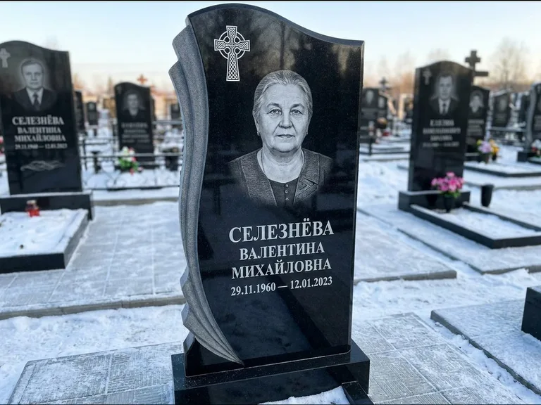 Памятник из чёрного гранита — восьмигранный обелиск с кельтским крестом, работа «Некрасова» в Нижнем Новгороде