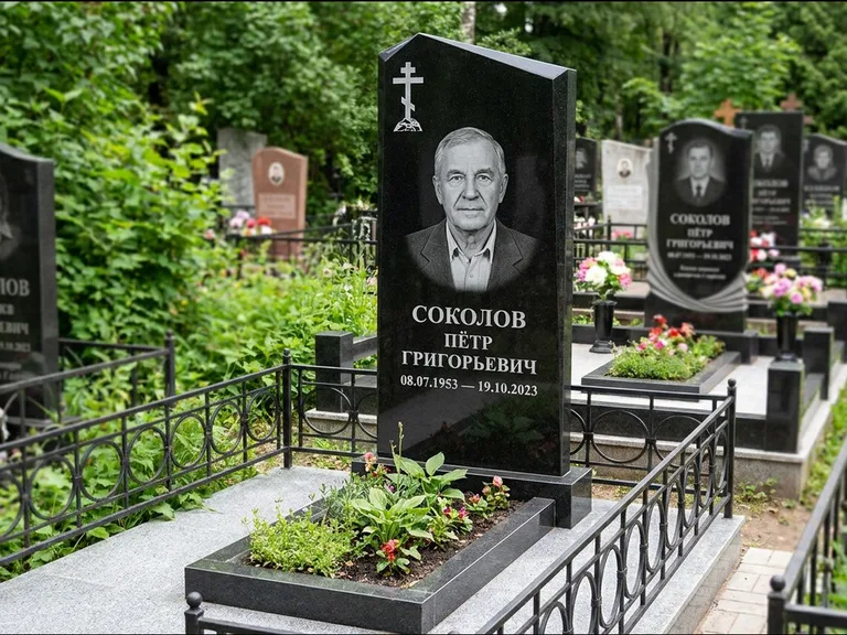 Памятник из чёрного гранита — полукруглая стела с крестом на Голгофе, работа «Журавлёв» в Нижнем Новгороде