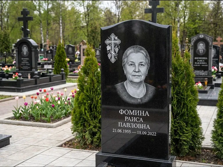 Памятник из чёрного гранита — двухцветная стела с крестом с распятием, работа «Одинцова» в Нижнем Новгороде