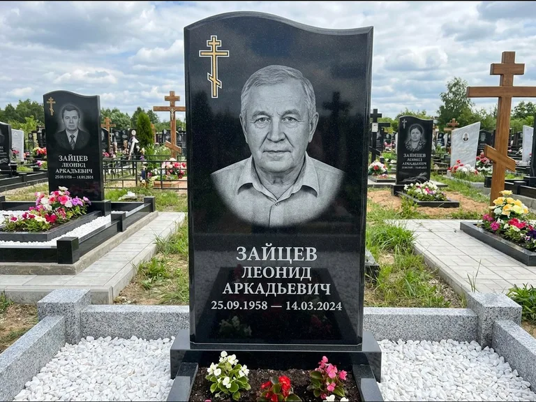 Памятник из чёрного гранита — горизонтальная семейная стела с аркой с процветшим крестом с виноградной лозой, работа «Верещагин» в Нижнем Новгороде