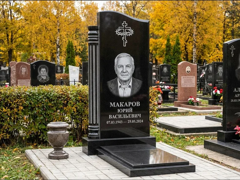 Памятник из чёрного гранита — асимметричная стела с крестом с рушником, работа «Панкратов» в Нижнем Новгороде