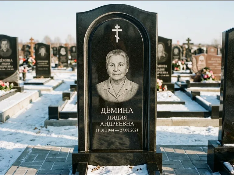 Памятник из чёрного гранита — стела-триптих с крестом с терновым венцом, работа «Ерофеева» в Нижнем Новгороде