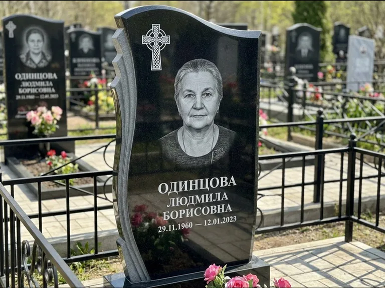Памятник из чёрного гранита — стела с портретным овалом с кельтским крестом, работа «Савельева» в Нижнем Новгороде
