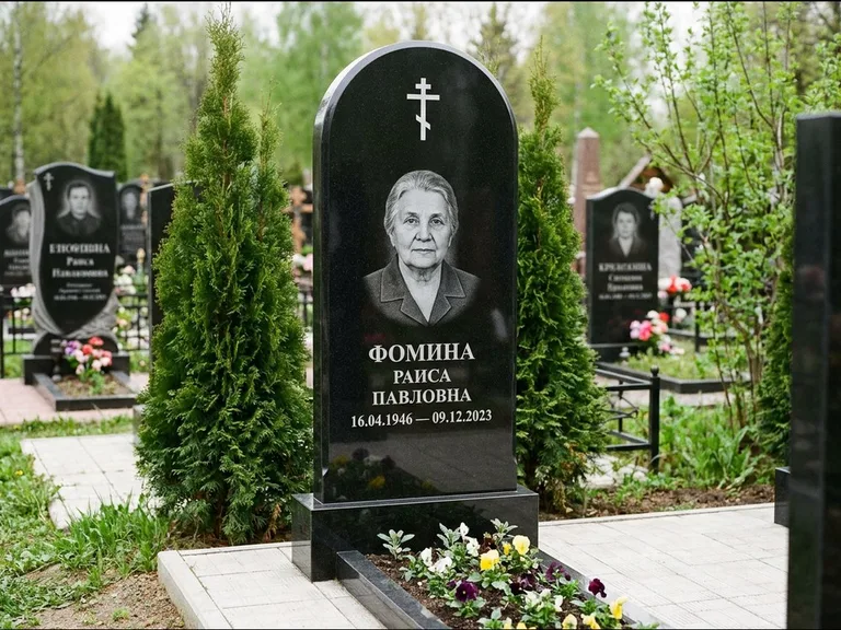 Памятник из чёрного гранита — вертикальная стела с латинским крестом, работа «Некрасова» в Нижнем Новгороде