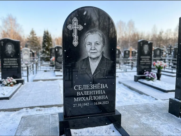 Памятник из чёрного гранита — массивная стела с крестом в лучах с крестом в лучах, работа «Одинцова» в Нижнем Новгороде