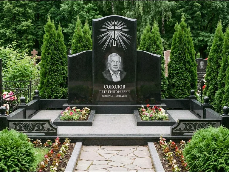 Памятник из чёрного гранита — низкая стела с крестом сбоку с золочёным крестом, работа «Верещагин» в Нижнем Новгороде