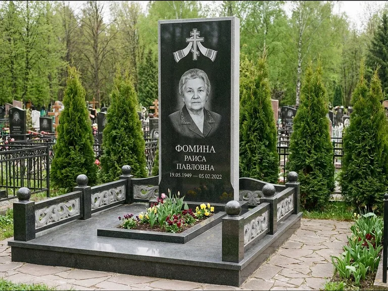 Памятник из чёрного гранита — семейный мемориал с ажурным резным крестом, работа «Мельникова» в Нижнем Новгороде